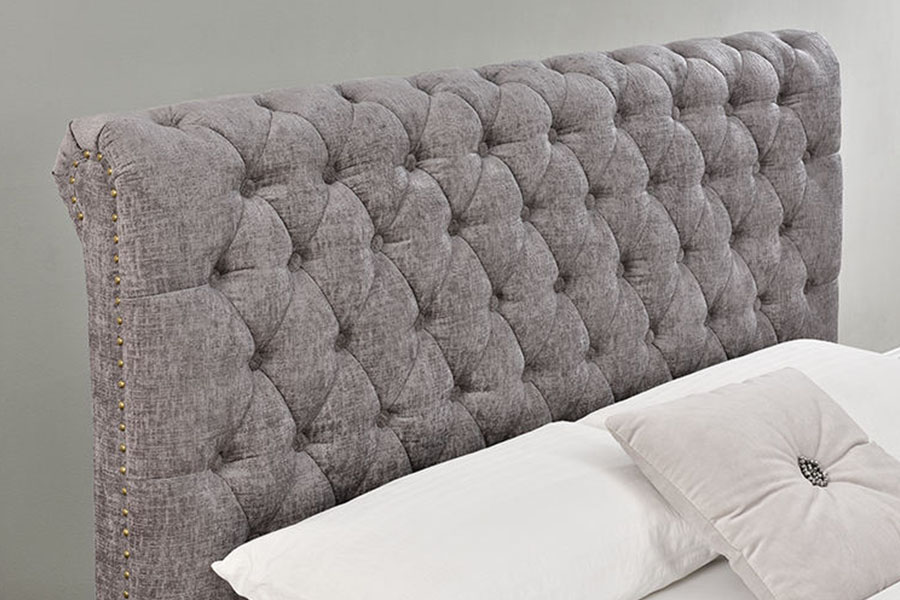 Fráma Leaba Stórála Ottoman Sleigh Chenille-Velvet 1208G Chesterfield