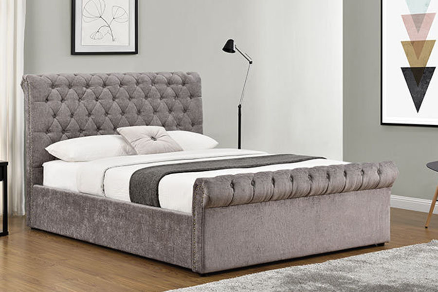 Fráma Leaba Stórála Ottoman Sleigh Chenille-Velvet 1208G Chesterfield